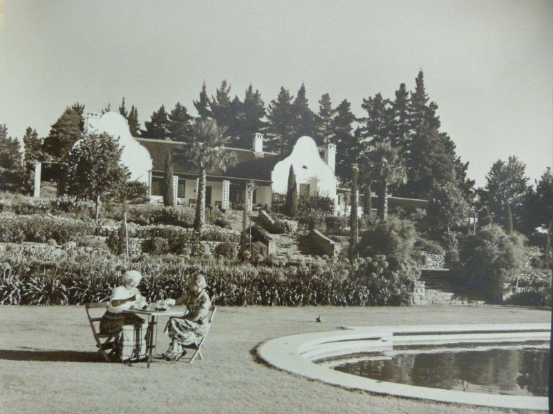 kathleen-murray-in-her-garden-at-elgin-1960s