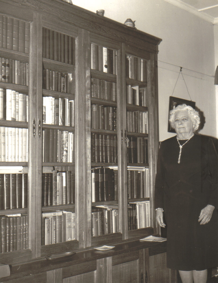 kathleen-murray-in-her-library-at-palmiet-river-elgin-1960s
