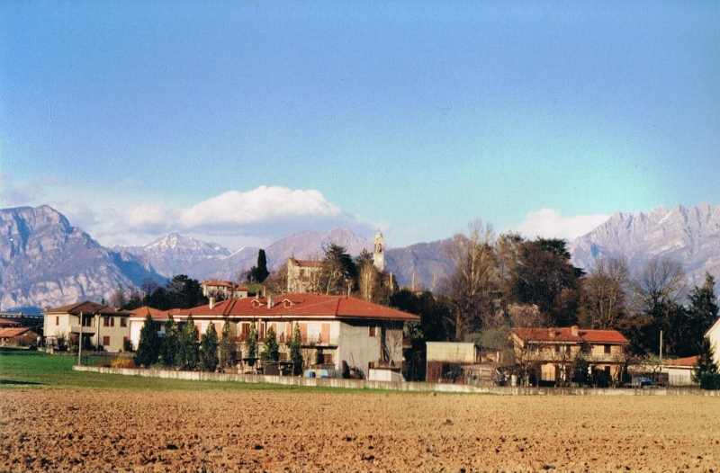 molteno-village-view-across-the-fields-the-alps-beyond